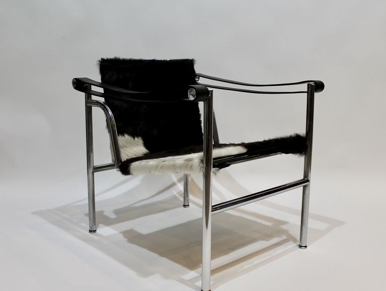 Réfection complète d'un fauteuil modèle LC1 - Le Corbusier recouvert d'une Peau de vache Normande et Cuir Tassin