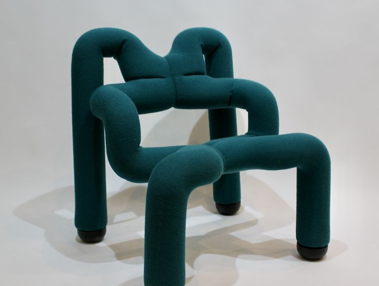 Couverture d'un fauteuil Esktrem du designer Terje Ekström recouvert d'un Jersey de Laine de l'éditeur Varier