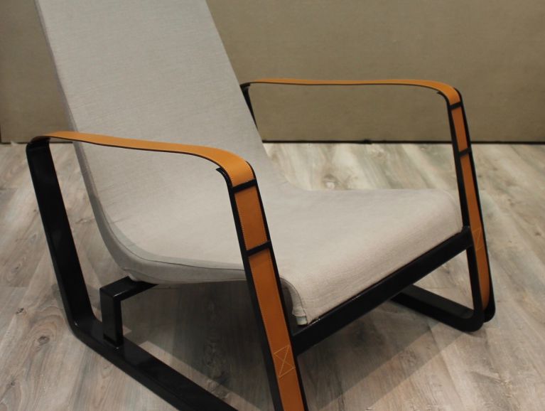 Couverture d’un fauteuil designer Jean Prouve modèle Cité - Tissu éditeur Casamance avec remplacement des lanières Cuir éditeur Tassin