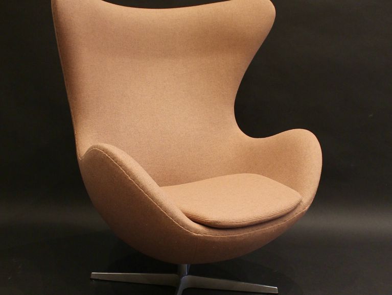 Couverture d'un fauteuil Egg du designer Arne Jacobsen - Tissu de l'éditeur Kvadrat