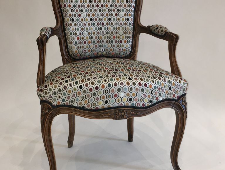 Complete renovation of a Louis XV convertible armchair, fabric by the publisher Osborne & Little, double piping finish from the Passementerie d'Ile de France