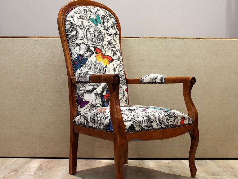 Réfection d'un fauteuil Voltaire - Tissu éditeur Osborne & Little butterfly garden finition cloutée