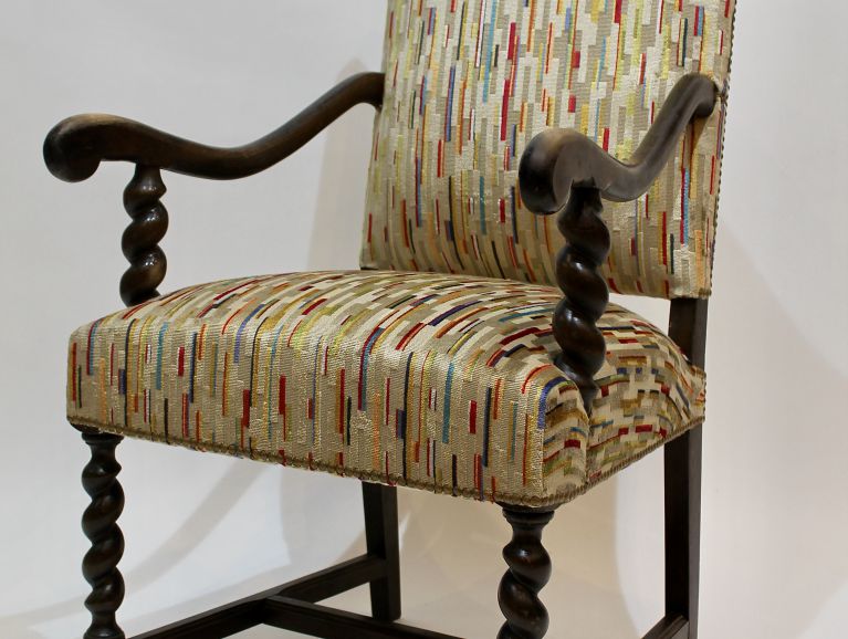 Réfection complète d'un fauteuil Louis XIII - Tissu de l'éditeur GP&JBaker , finition cloutée