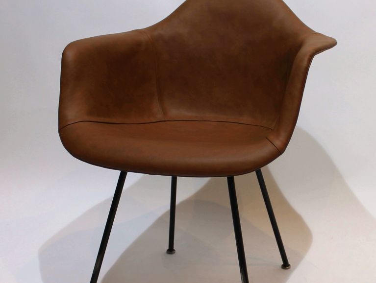 Couverture d'un fauteuil modèle Dax des designers Charles & Ray Eames - Cuir Tassin
