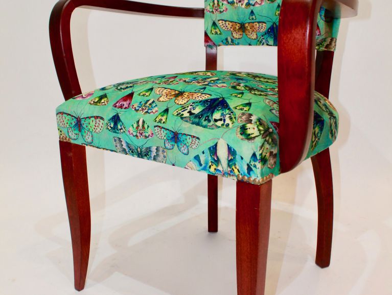 Réfection complète d'un fauteuil Bridge - Tissu de l'éditeur Designers Guild - Teinte des bois en patine teinte acajou finition vernie réalisé par Boi'z'arts