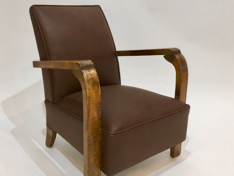 Réfection complète d'un fauteuil Club Année 50 Taille enfant en cuir de l'éditeur Tassin