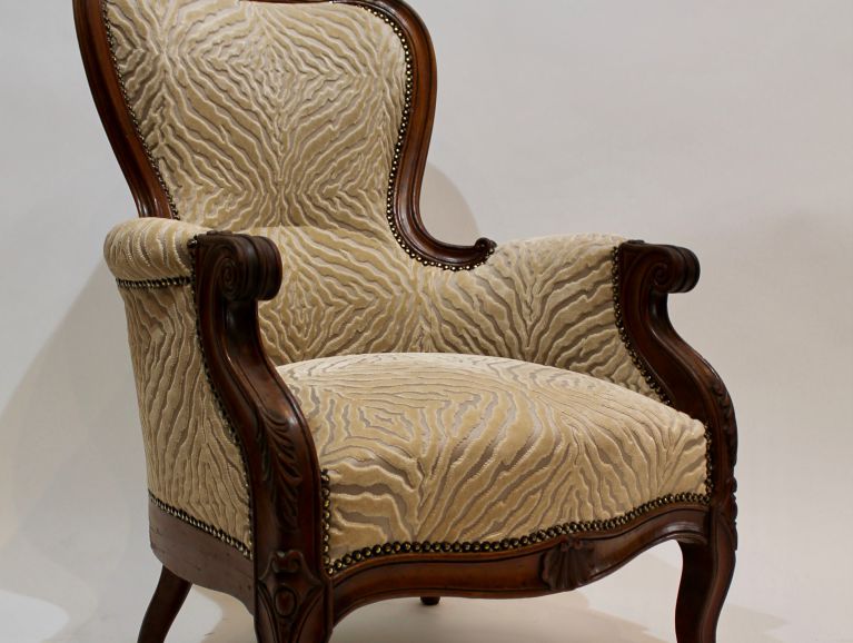 Réfection complète d'un fauteuil Pompadour à bosse - Tissu de l'éditeur Osborne & Little finition cloutée Renaissance