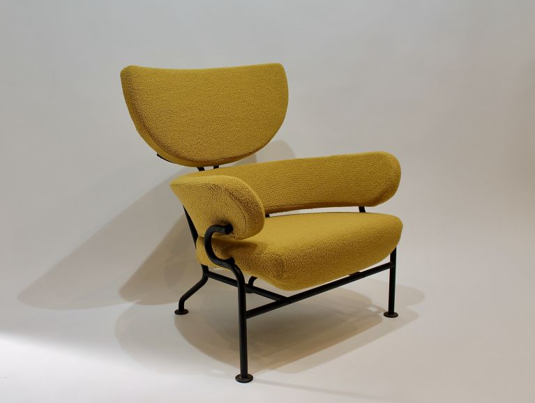 Couverture d'un fauteuil modèle Tre Pezzi du designer Fanco Albini recouvert d'un tissu de l'éditeur Larsen