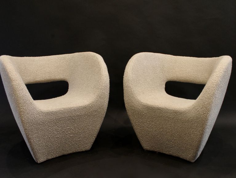 Couverture d'une paire de fauteuils modèle Little Albert du designer Ron Arad recouvert d'un tissu de l'éditeur Nobilis