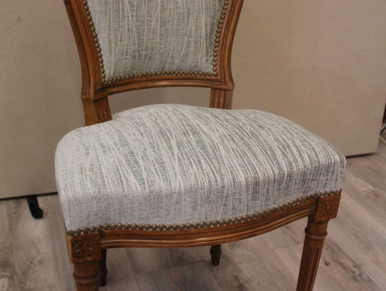 Complete réfection of a Louis XVI chair with horseback backrest - Fabric editor Casal Diffusion studded finish