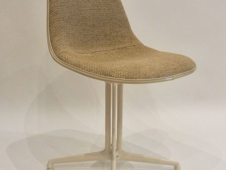 Réfection d'une chaise modèle Fonda du designer Charles Eames - Tissu éditeur Kvadrat