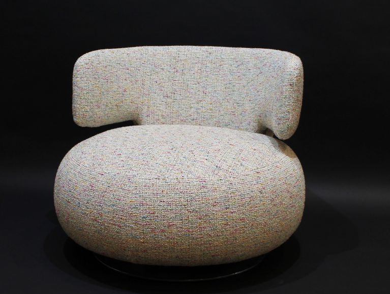 Couverture d'un fauteuil tournant modèle Curl Roche Bobois des designers Roberto Tapinassi & Maurizio Manzani -Tissu de l'éditeur Manuel Canovas