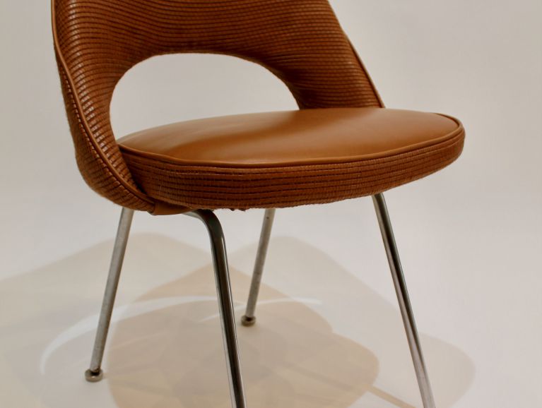 Réfection complète d'une chaise modèle executive Armless chair du designer Eero Saarinen