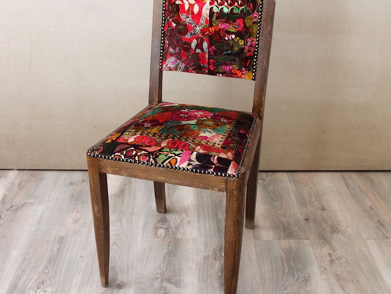 Réfection d'une chaise Art déco - Tissu éditeur GP&JBAKER collection Rio Velvets Magenta finition clous renaissance
