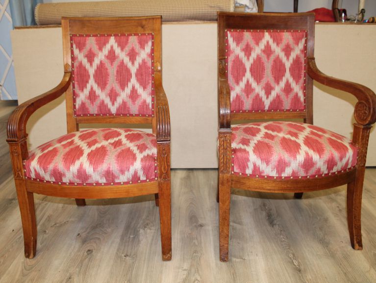 Réfection d'une paire de fauteuils Restauration- Tissu éditeur Manuel Canovas finition galonnée et cloutée