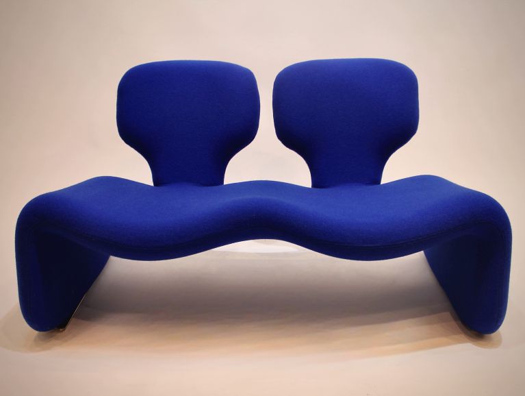 Réfection complète d'un canapé modèle Djinn du designer Olivier Mourgues recouvert d'un tissu de l'éditeur Kvadat