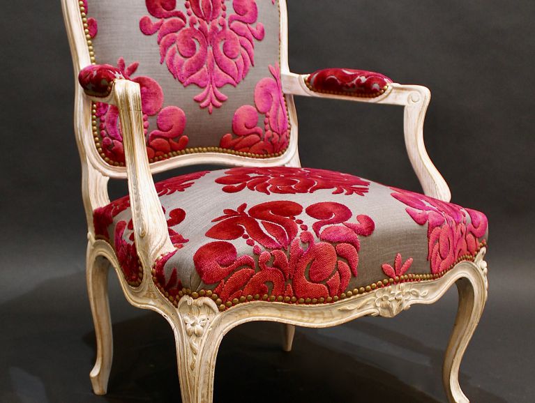 Réfection complète d'un fauteuil Louis XV - Tissu de l'éditeur Casal finition cloutée