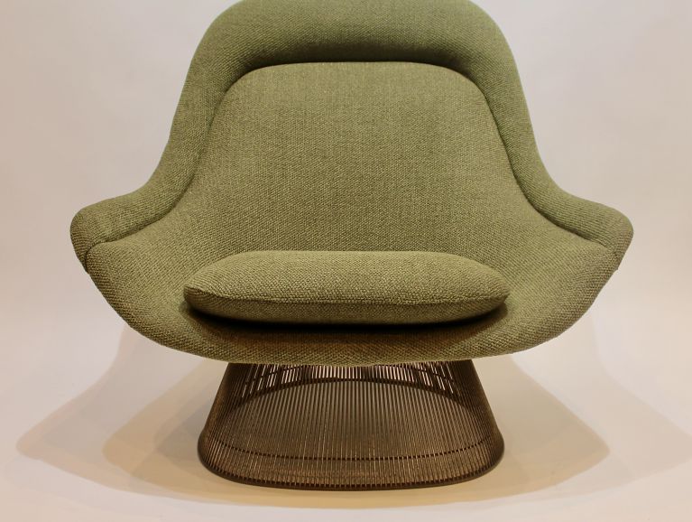 Réfection complète d'un fauteuil modèle Easy Chair du designer Warren Platner recouvert d'un tissu de l'éditeur Sahco