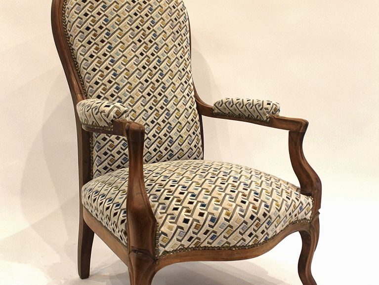 Réfection complète d'un fauteuil Voltaire - Tissu de l'éditeur Osborne&Little finition cloutée