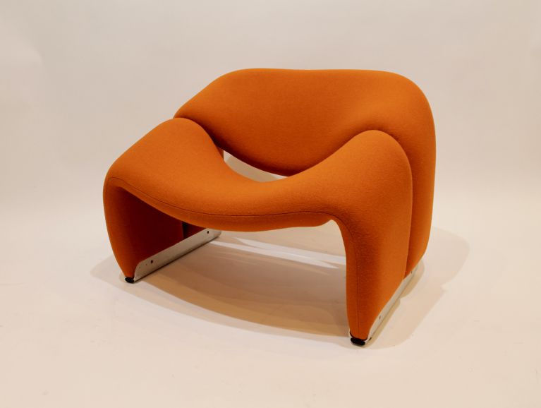 Réfection complète d'un fauteuil modèle F598 Groovy du designer Pierre Paulin recouvert d'un tissu de l'éditeur Kvadrat