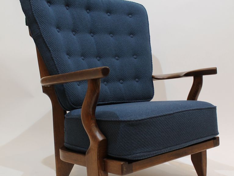 Réfection complète d'un fauteuil de repos par Guillerme & Chambron recouvertu d'un tissu de l'éditeur Kvadrat