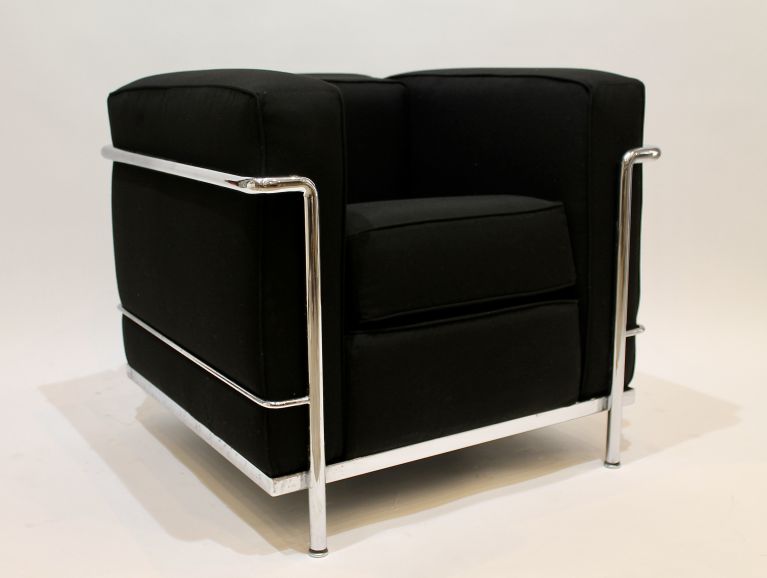Réfection complète d'un fauteuil modèle LC2 du designer Le Corbusier recouvert d'un tissu de chez Casal