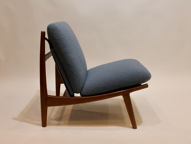 Réfection complète d'un fauteuil modèle 790 du designer Joseph-André Motte recouvert d'un tissu de l'éditeur Sahco