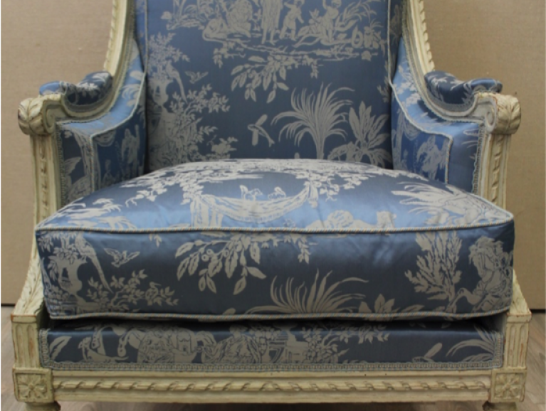 Réfection d'un fauteuil Louis XVI - Tissu éditeur Braquenié finition galonnée