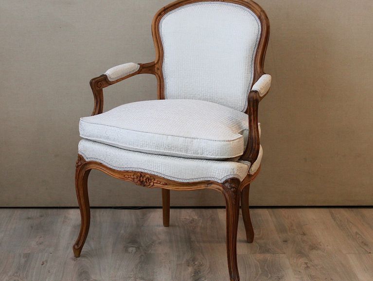 Réfection d'un fauteuil Cabriolet Louis XV à coussin - Tissu éditeur Osborne & Little -White Ivory finition galonnée