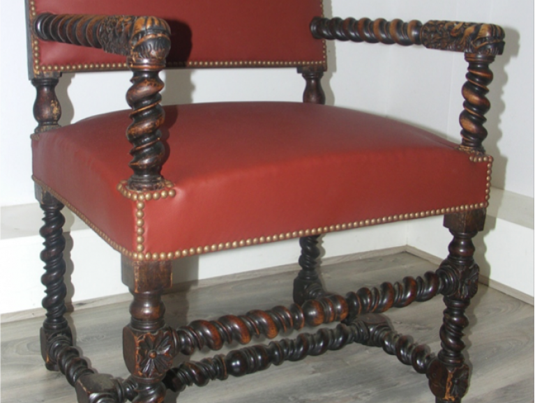 Réfection d'un fauteuil Louis XIII cuir Tassin finition cloutée