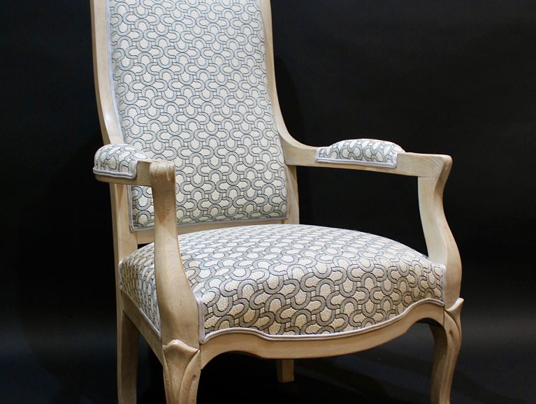 Réfection complète d'un fauteuil Voltaire - Tissu de l'éditeur Métaphores finition double passepoil Houles