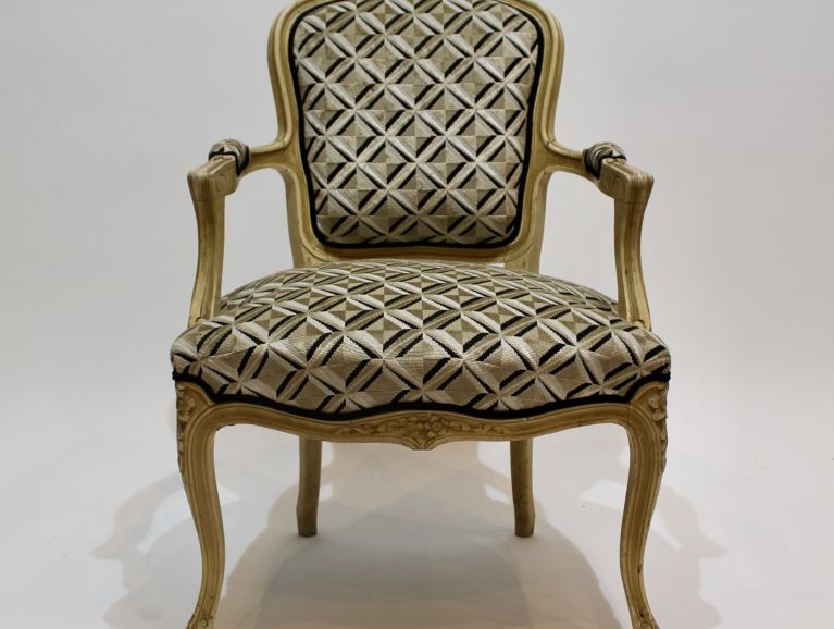 Réfection complète d'un fauteuil cabriolet Louis XV , tissu de l'éditeur Osborne&Little finition double passepoil les Passementeries Ile de France