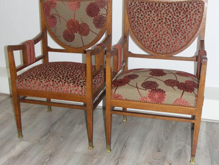 Réfection d'une paire de fauteuils Art Décoratif- Tissu éditeur Casal finition cloutée