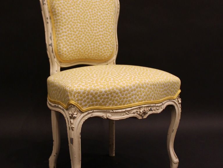 Réfection complète d'une chaise de style Louis XV - Tissu de l'éditeur Nobilis finition double passepoil Houles