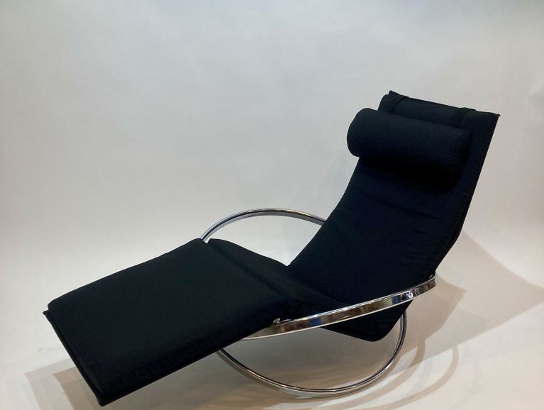 Réfection complète d'une chaise longue à bascule modèle Jetstar du designer Roger Lecal recouvert d'un tissu de l'éditeur Casal