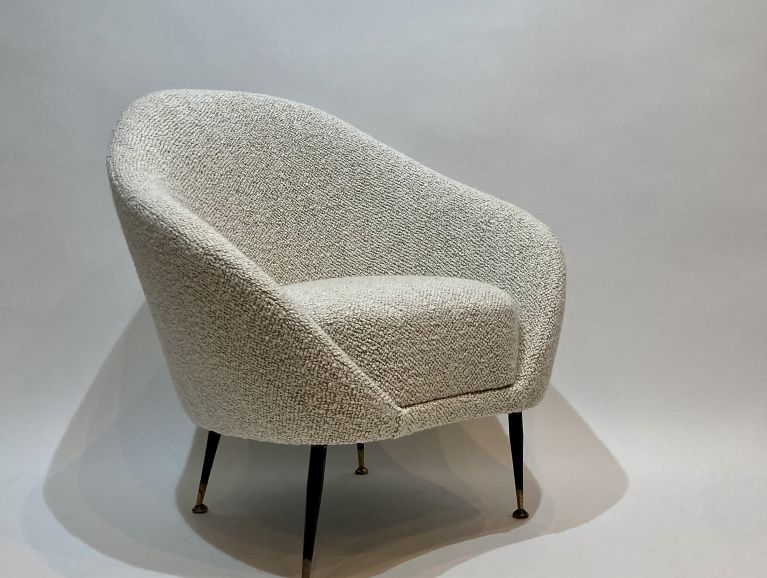 Réfection complète d'un fauteuil de designer des années 1950 recouvert d'une bouclette de l'éditeur Pierre Frey