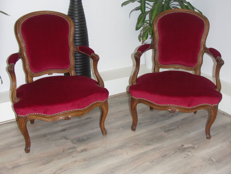 Réfection d'une paire de fauteuils Louis XV estampilles - Tissus velours éditeur Nobilis finition cloutée