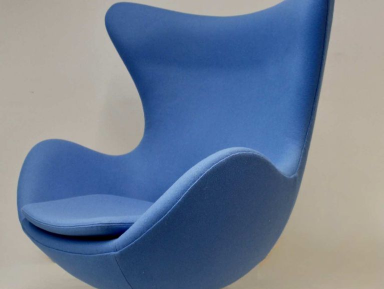 Couverture d'un fauteuil Egg du designer Arne Jacobsen - Tissu de l'éditeur Kvadrat