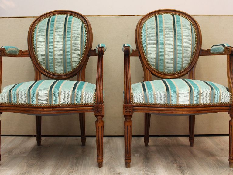 Réfection d'une paire de fauteuils médaillon Louis XVI - Tissu éditeur Designers Guild finition cloutée
