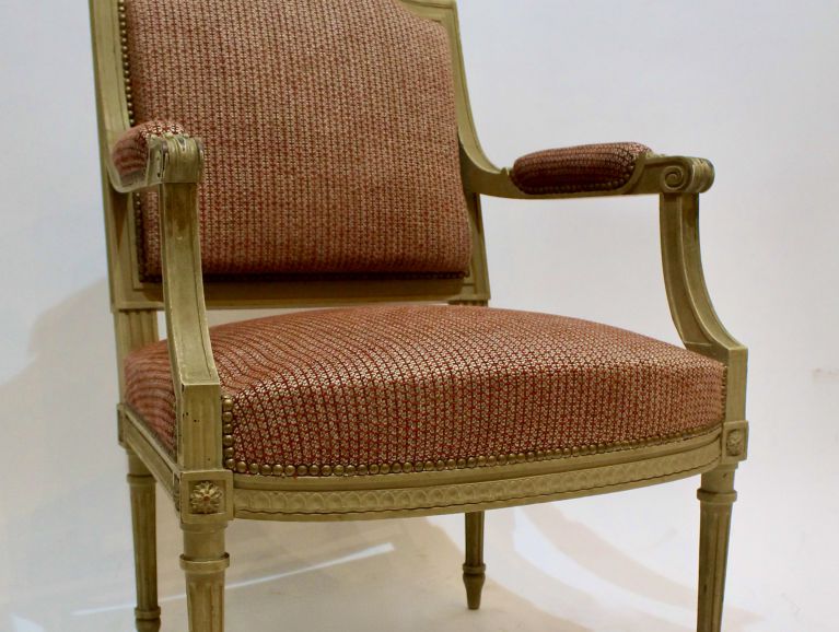 Réfection complète d'un fauteuil Louis XVI -Tissu de l'éditeur Colefax finition cloutée