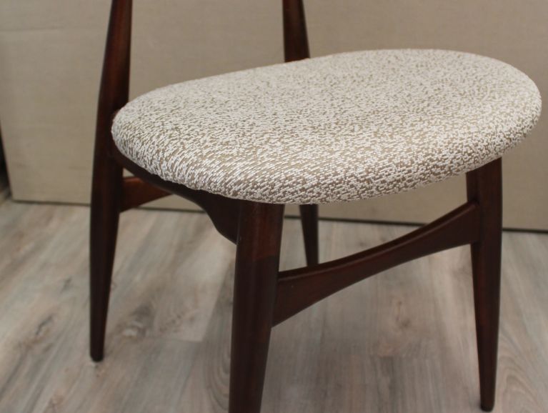 Réfection d'une chaise Danoise modèle Bramin - Tissu éditeur Métaphores