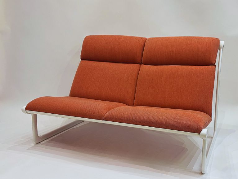 Complete renovation of a Pin model bench by designer Hannah & Morrison covered with a fabric from the publisher Kvadrat