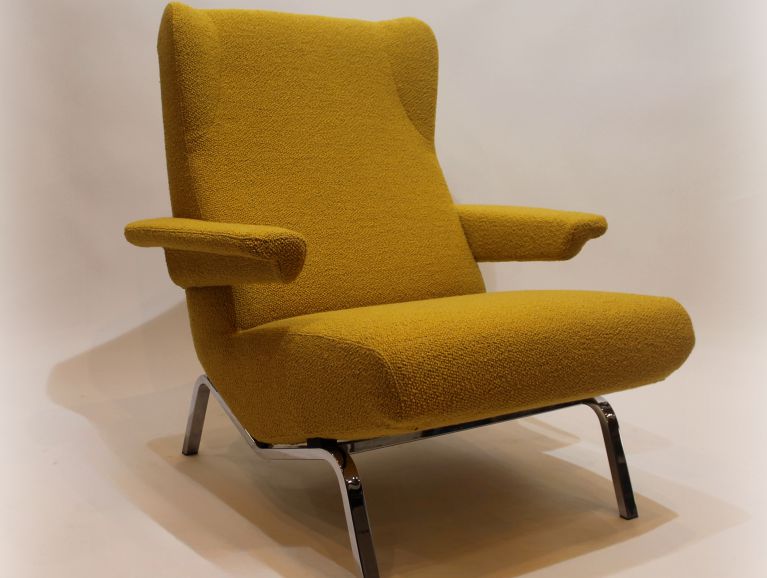 Réfection complète d'un fauteuil modèle CM 195 HD du designer Pierre Paulin recouvert d'un tissu de l'éditeur Larsen