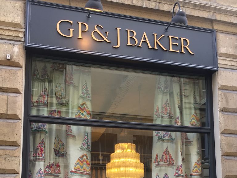 Confection de double rideaux - Tissu éditeur GP&JBaker tissu brodé East to West vitrine du showroom 10 rue du Mail 75002 - Paris