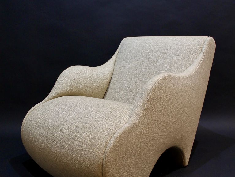 Réfection complète d'un fauteuil contemporain recouvert d'un tissu de l'éditeur Kvadrat