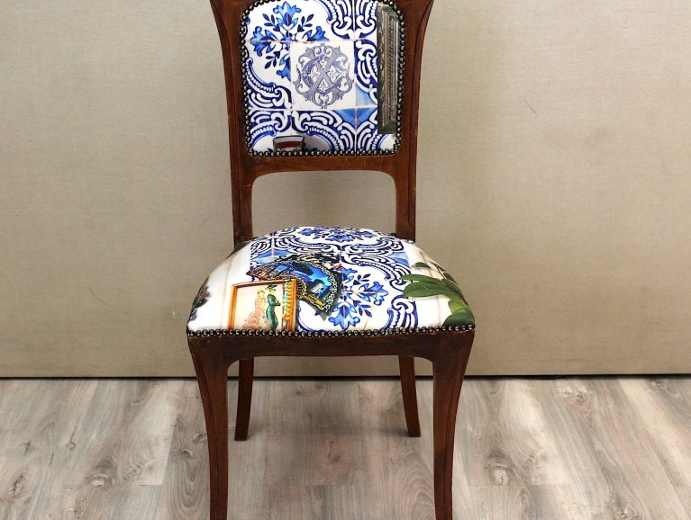 Réfection d'une chaise Art Déco - Tissu Christian Lacroix Cobalt-Patio édité par Designers Guild finition cloutée Renaissance