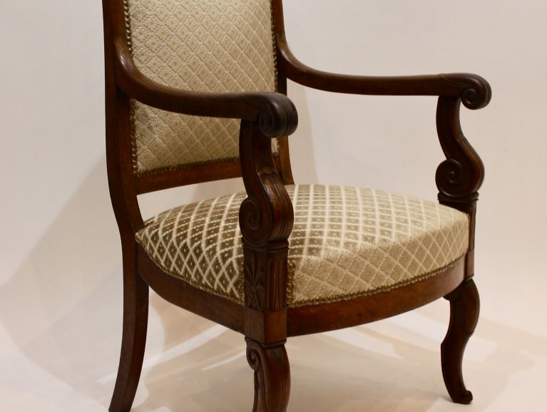 Réfection complète d'un fauteuil Restauration - Tissu de l'éditeur Pierre Frey finition cloutée