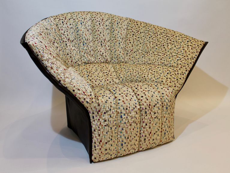 Couverture d'un fauteuil modèle Moel de chez Ligne Roset du designer Inga Sempe - Tissu éditeur Casal - Dos en Cuir pleine fleur