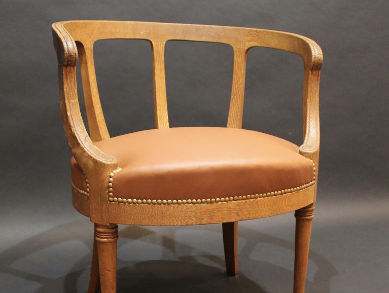 Réfection complète d'un fauteuil Art Déco - Cuir des Ets Tassin , finition cloutée