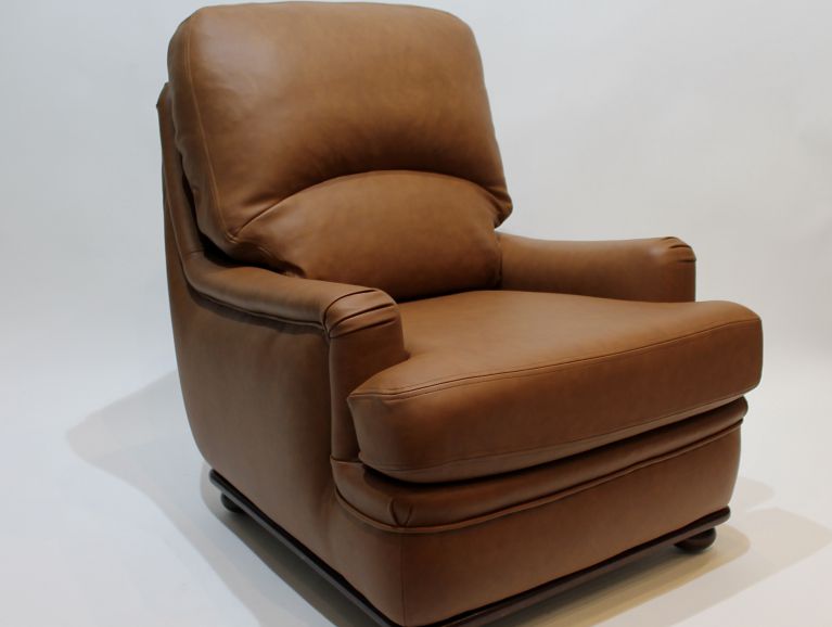 Réfection complète d'un fauteuil confortable Anglais recouvert d'un cuir de l'éditeur Tassin
